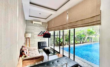 Rumah Modern Tropis Dalam Komplek Premium Di Kemang