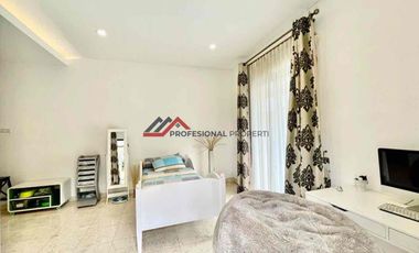 Rumah Modern Tropis Dalam Komplek Premium Di Kemang