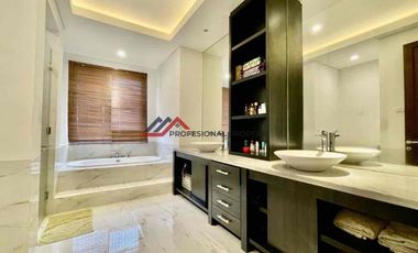 Rumah Modern Tropis Dalam Komplek Premium Di Kemang