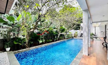 Rumah Modern Tropis Dalam Komplek Premium Di Kemang