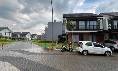 Tarubhawana istimewa tidak nempel depan taman