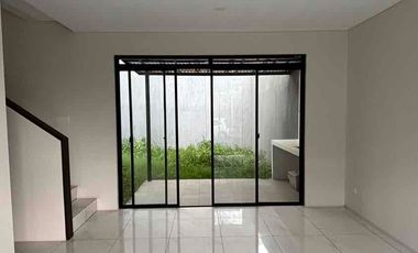 Tarubhawana istimewa tidak nempel depan taman