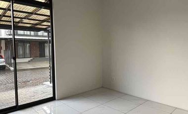 Tarubhawana istimewa tidak nempel depan taman