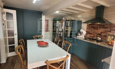 Vende Hermosa Casa Remodelada 3d 2b en La Florida - Pasaje Cerrado