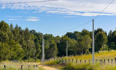 PARCELA REBAJADA SOLO POR NOVIEMBRE, A 28 MILLONES CONTADO CON LUZ, AGUA Y FIBRA ÓPTICA YA INSTALADA, LISTA PARA CONSTRUIR