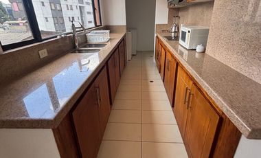 Arriendo suite amoblada con balcon Republica de El Salvador.