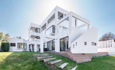 Casa 3 Pisos En San Carlos Apoquindo Con Piscina Y Vista