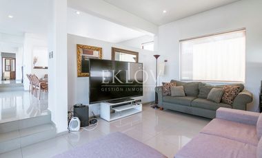 Casa 3 Pisos En San Carlos Apoquindo Con Piscina Y Vista