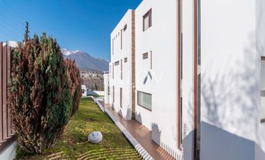 Casa 3 Pisos En San Carlos Apoquindo Con Piscina Y Vista