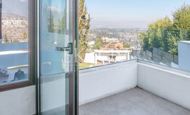 Casa 3 Pisos En San Carlos Apoquindo Con Piscina Y Vista