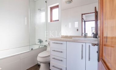 Casa 3 Pisos En San Carlos Apoquindo Con Piscina Y Vista