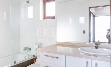 Casa 3 Pisos En San Carlos Apoquindo Con Piscina Y Vista