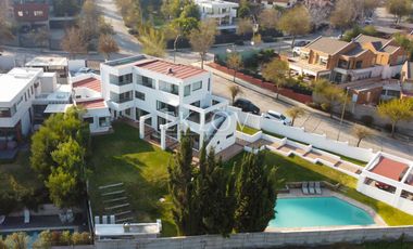 Casa 3 Pisos En San Carlos Apoquindo Con Piscina Y Vista