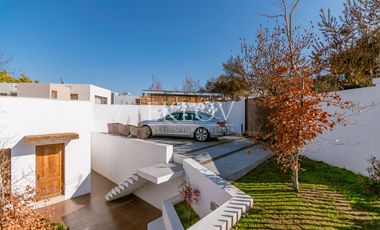 Casa 3 Pisos En San Carlos Apoquindo Con Piscina Y Vista