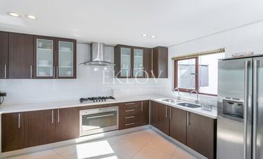 Casa 3 Pisos En San Carlos Apoquindo Con Piscina Y Vista