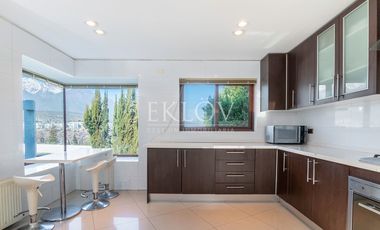 Casa 3 Pisos En San Carlos Apoquindo Con Piscina Y Vista