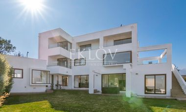 Casa 3 Pisos En San Carlos Apoquindo Con Piscina Y Vista