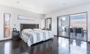 Casa 3 Pisos En San Carlos Apoquindo Con Piscina Y Vista