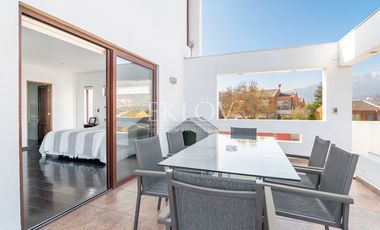 Casa 3 Pisos En San Carlos Apoquindo Con Piscina Y Vista