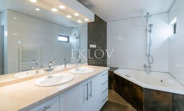 Casa 3 Pisos En San Carlos Apoquindo Con Piscina Y Vista