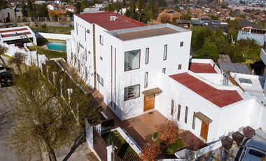 Casa 3 Pisos En San Carlos Apoquindo Con Piscina Y Vista
