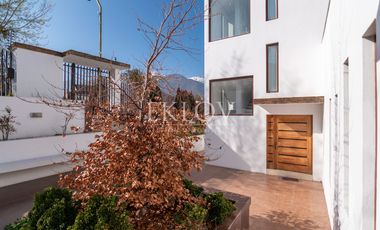 Casa 3 Pisos En San Carlos Apoquindo Con Piscina Y Vista