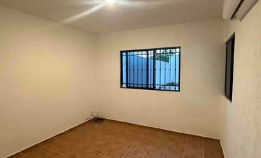 Casa en renta en Santa Fe con tres habitaciones, en esquina y junto a parque