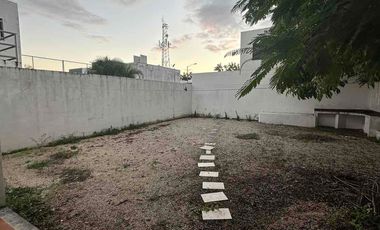 Casa en renta en Santa Fe con tres habitaciones, en esquina y junto a parque