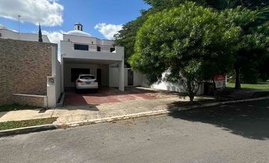 Casa en renta en Santa Fe con tres habitaciones, en esquina y junto a parque