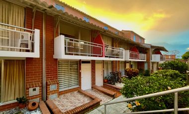 Extraordinaria casa de 3 alcobas en Conjunto Residencial con piscina en la Villa Olímpica. Pereira.