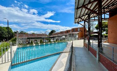 Extraordinaria casa de 3 alcobas en Conjunto Residencial con piscina en la Villa Olímpica. Pereira.