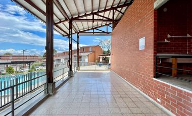 Extraordinaria casa de 3 alcobas en Conjunto Residencial con piscina en la Villa Olímpica. Pereira.