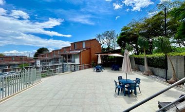Extraordinaria casa de 3 alcobas en Conjunto Residencial con piscina en la Villa Olímpica. Pereira.