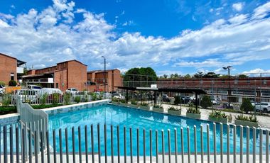 Extraordinaria casa de 3 alcobas en Conjunto Residencial con piscina en la Villa Olímpica. Pereira.