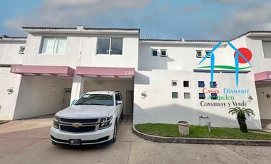 Casa en venta con 3 recámaras y terraza con salida a la alberca