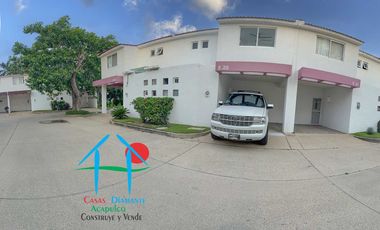 Casa en venta con 3 recámaras y terraza con salida a la alberca