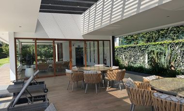 HERMOSO TERRENO DE 698 M2 DE VENTA EN URBANIZACIÓN DE LUJO CUMBAYA!!