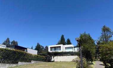 HERMOSO TERRENO DE 698 M2 DE VENTA EN URBANIZACIÓN DE LUJO CUMBAYA!!