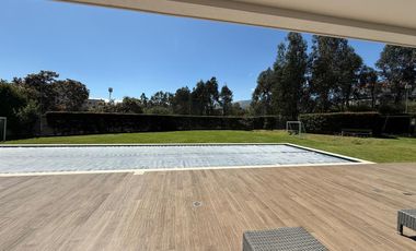 HERMOSO TERRENO DE 698 M2 DE VENTA EN URBANIZACIÓN DE LUJO CUMBAYA!!