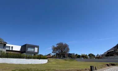 HERMOSO TERRENO DE 698 M2 DE VENTA EN URBANIZACIÓN DE LUJO CUMBAYA!!