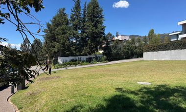 HERMOSO TERRENO DE 698 M2 DE VENTA EN URBANIZACIÓN DE LUJO CUMBAYA!!