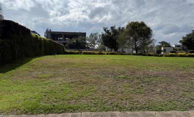 HERMOSO TERRENO DE 698 M2 DE VENTA EN URBANIZACIÓN DE LUJO CUMBAYA!!