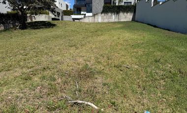 HERMOSO TERRENO DE 698 M2 DE VENTA EN URBANIZACIÓN DE LUJO CUMBAYA!!
