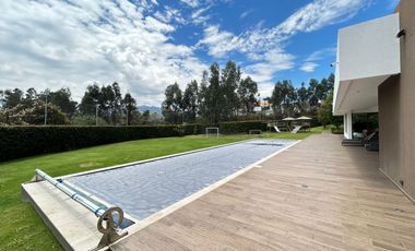 HERMOSO TERRENO DE 698 M2 DE VENTA EN URBANIZACIÓN DE LUJO CUMBAYA!!