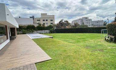 HERMOSO TERRENO DE 698 M2 DE VENTA EN URBANIZACIÓN DE LUJO CUMBAYA!!