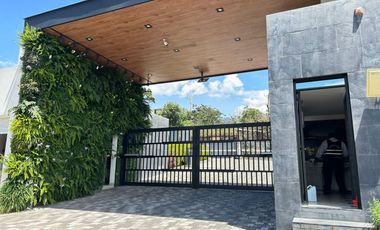 HERMOSO TERRENO DE 698 M2 DE VENTA EN URBANIZACIÓN DE LUJO CUMBAYA!!