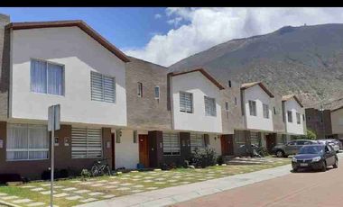CASA EN CONJUNTO EN VENTA POMASQUI NORTE DE QUITO