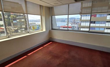 Cochrane, a pasos de plaza Sotomayor