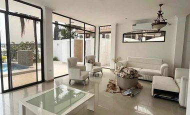 VENDO O ALQUILO MUY BONITA CASA FRENTE AL RÍO BABAHOYO EN SAMBORONDÓN