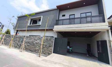 Rumah baru mewah plus kolam renang di sumber solo